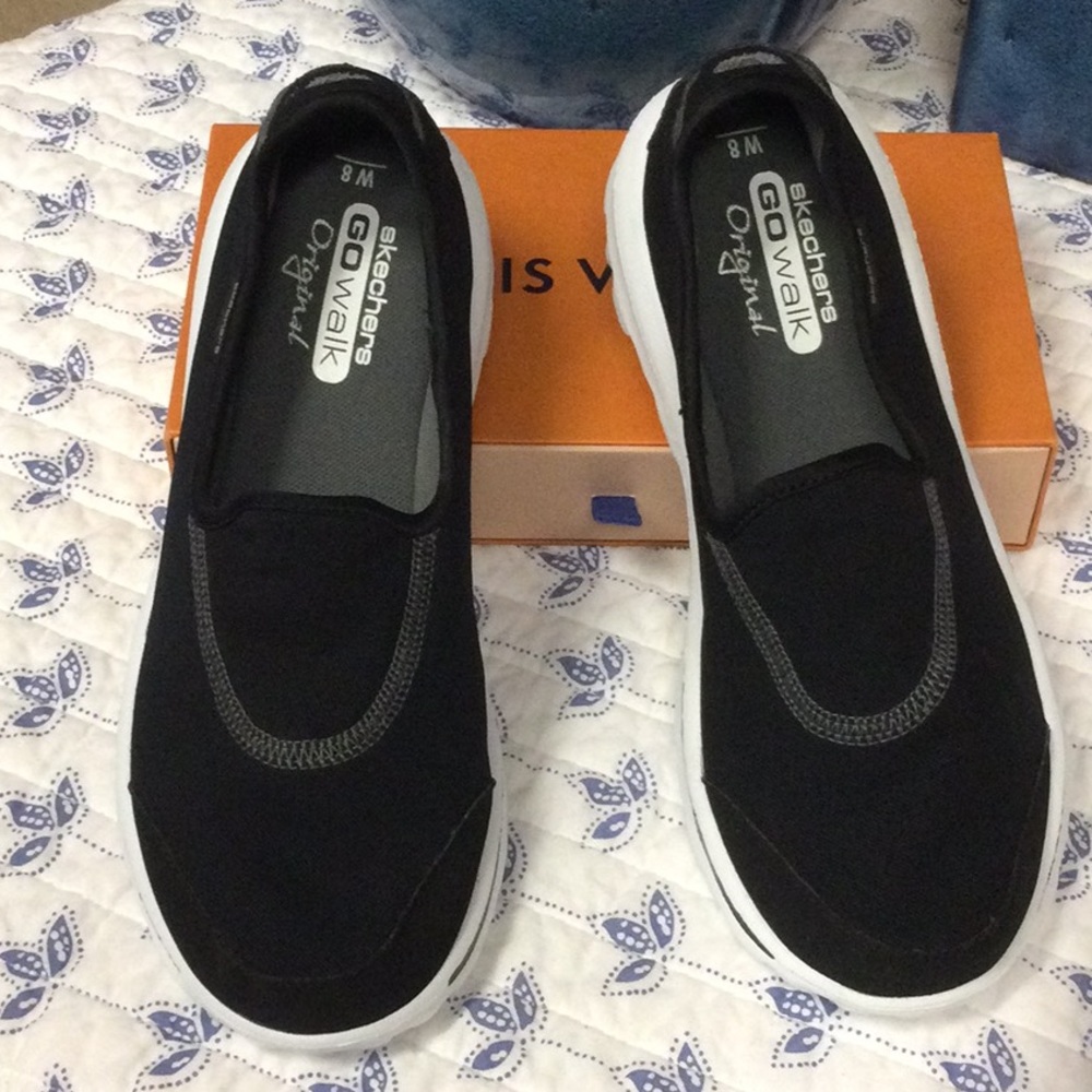 Skechers size 8